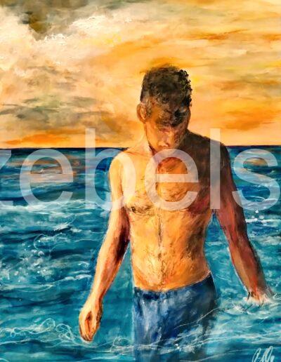 Ein Mann mit nacktem Oberkörper steht bis zu den Hüften im Meer. Im Hintergrund geht die Sonne unter in gleißenden Farben.